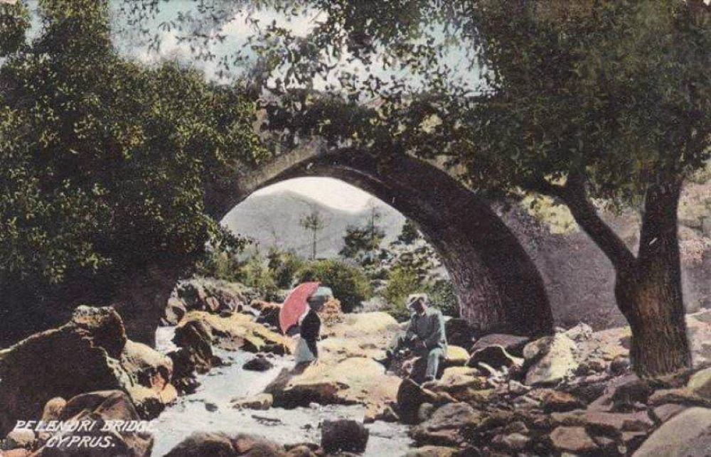 Посмотрите на первую цветную фотографию Кипра