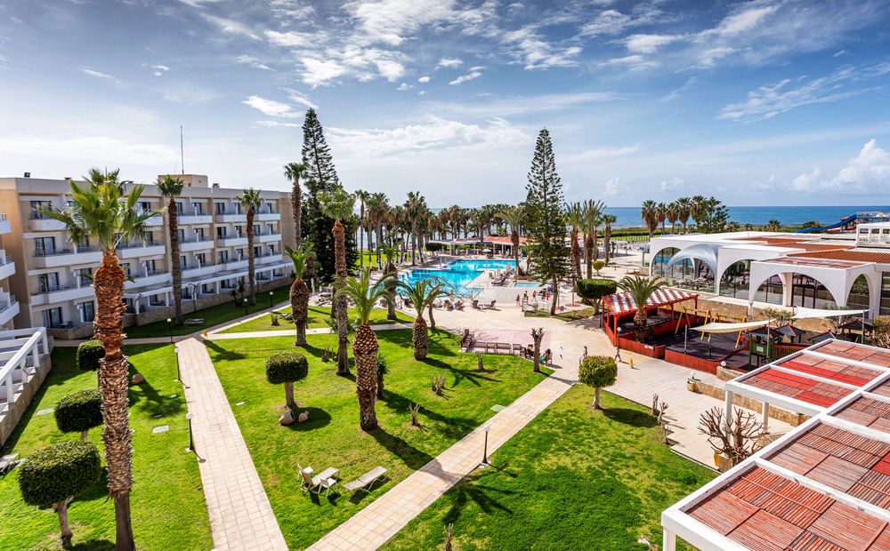 Рай для семейного отдыха в обновленном отеле Louis Phaethon Beach
