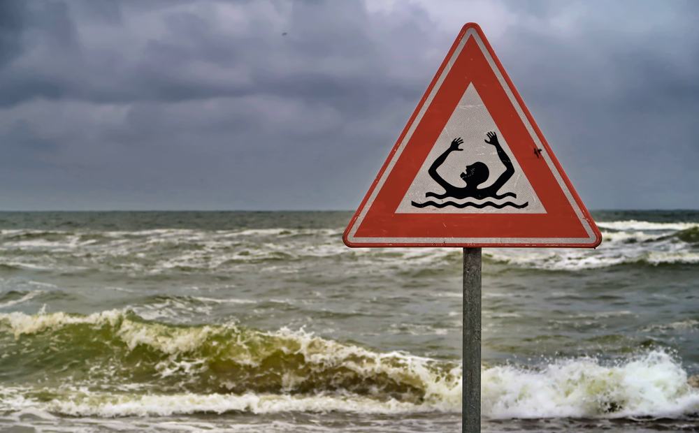 Безопасность на воде: как спасти утопающего и оказать первую помощь